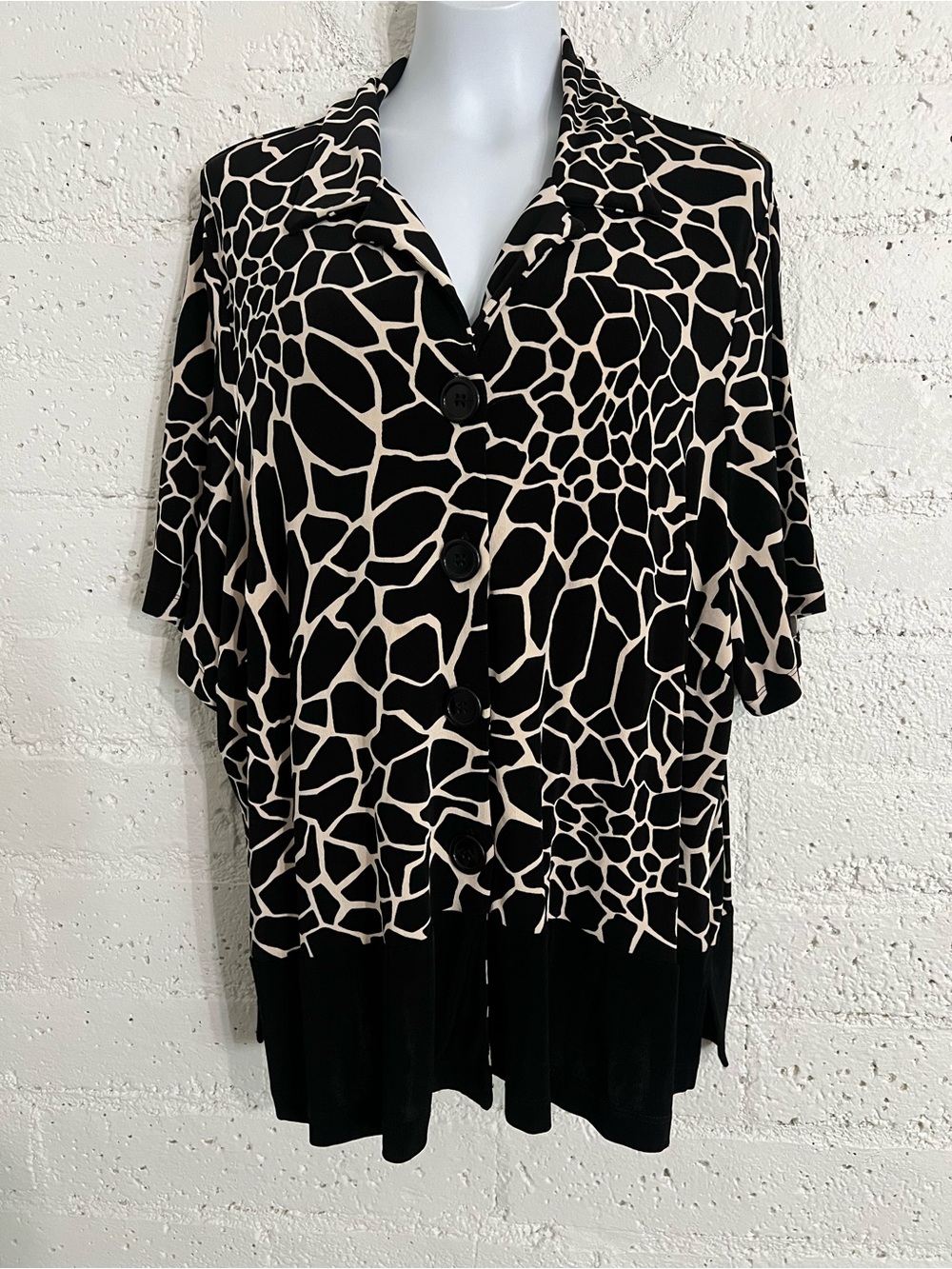 Anna Maxwell Plus Top 3X 26/28 Black Cream Giraffe Print Button Slinky Knit L11